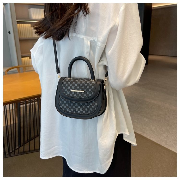 Stile forestale minimalista per le donne 2024 nuova borsa a tracolla alla moda, alla moda griglia di diamanti semicircolare singola_voghion.com