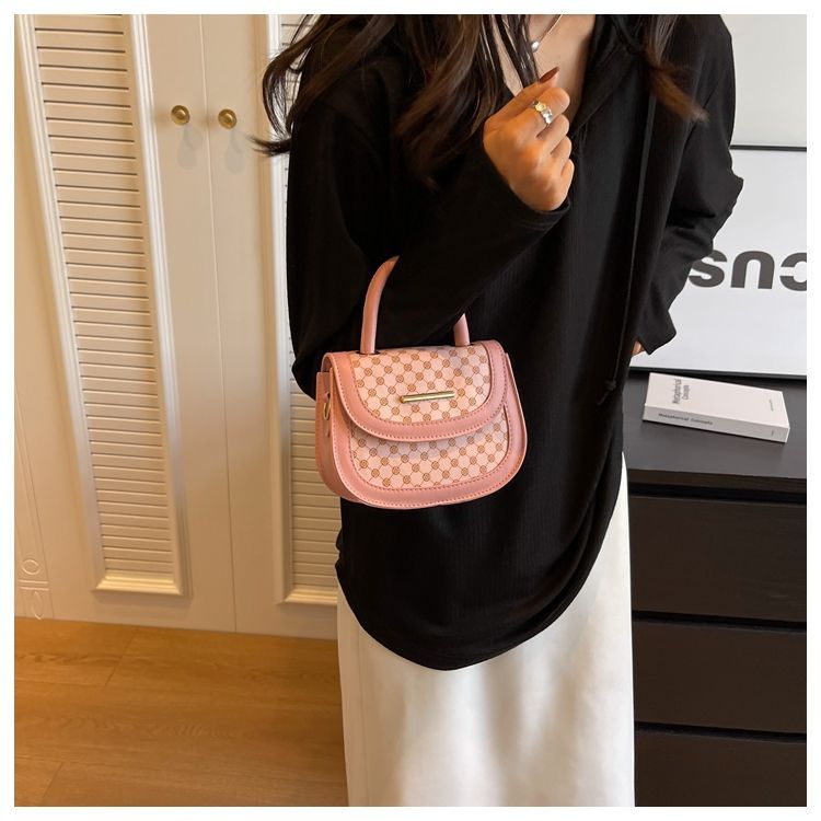 Stile forestale minimalista per le donne 2024 nuova borsa a tracolla alla moda, alla moda griglia di diamanti semicircolare singola_voghion.com