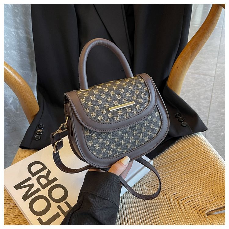 Stile forestale minimalista per le donne 2024 nuova borsa a tracolla alla moda, alla moda griglia di diamanti semicircolare singola_voghion.com
