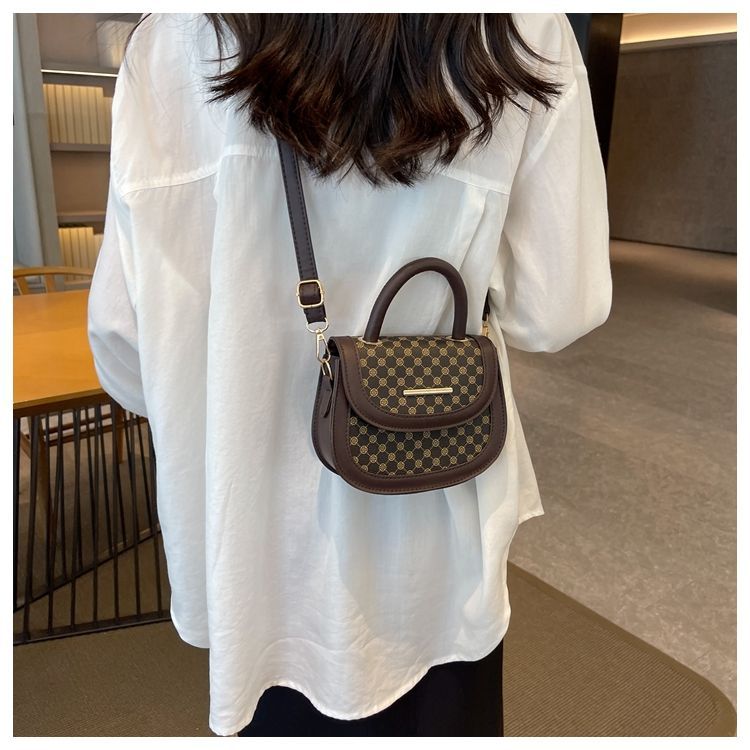 Stile forestale minimalista per le donne 2024 nuova borsa a tracolla alla moda, alla moda griglia di diamanti semicircolare singola_voghion.com
