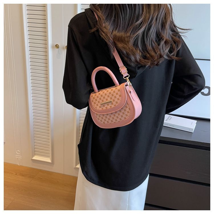 Stile forestale minimalista per le donne 2024 nuova borsa a tracolla alla moda, alla moda griglia di diamanti semicircolare singola_voghion.com
