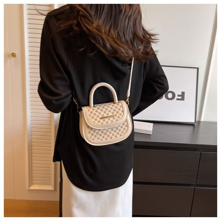 Stile forestale minimalista per le donne 2024 nuova borsa a tracolla alla moda, alla moda griglia di diamanti semicircolare singola_voghion.com