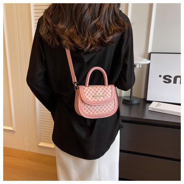 Stile forestale minimalista per le donne 2024 nuova borsa a tracolla alla moda, alla moda griglia di diamanti semicircolare singola_voghion.com