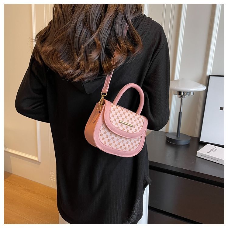 Stile forestale minimalista per le donne 2024 nuova borsa a tracolla alla moda, alla moda griglia di diamanti semicircolare singola_voghion.com