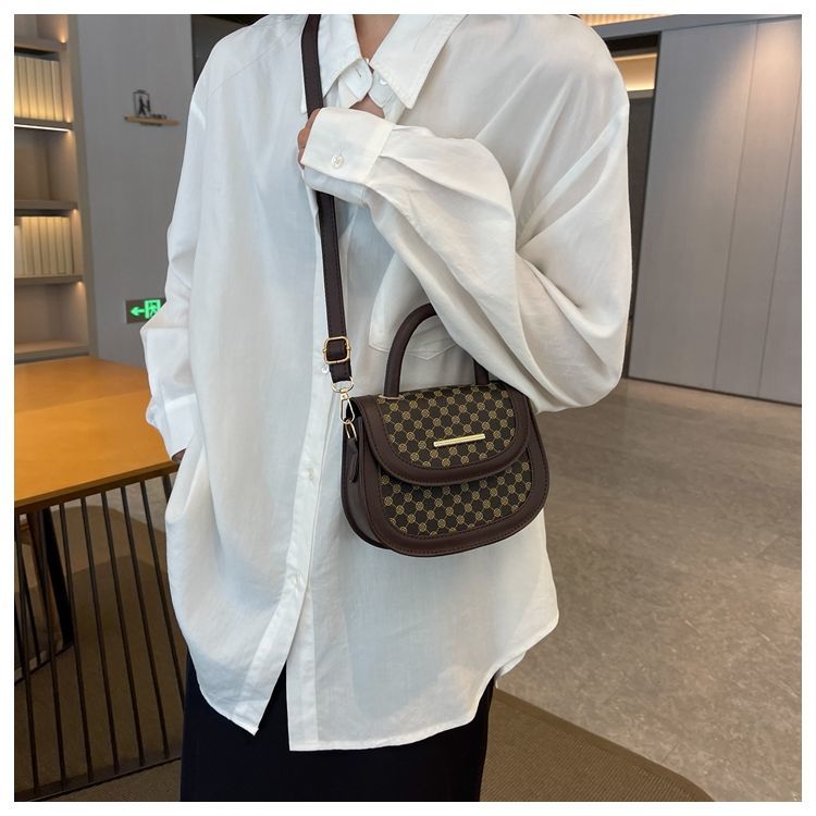 Stile forestale minimalista per le donne 2024 nuova borsa a tracolla alla moda, alla moda griglia di diamanti semicircolare singola_voghion.com