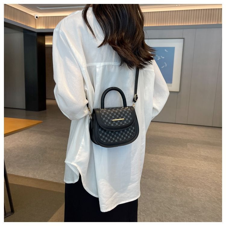 Stile forestale minimalista per le donne 2024 nuova borsa a tracolla alla moda, alla moda griglia di diamanti semicircolare singola_voghion.com