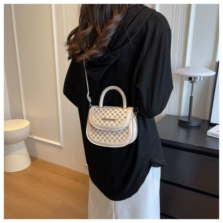 Stile forestale minimalista per le donne 2024 nuova borsa a tracolla alla moda, alla moda griglia di diamanti semicircolare singola_voghion.com