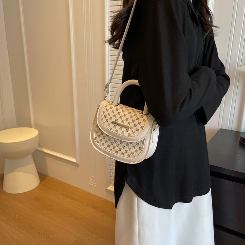 Stile forestale minimalista per le donne 2024 nuova borsa a tracolla alla moda, alla moda griglia di diamanti semicircolare singola_voghion.com