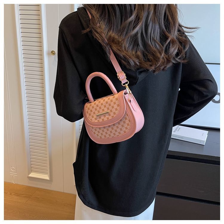Stile forestale minimalista per le donne 2024 nuova borsa a tracolla alla moda, alla moda griglia di diamanti semicircolare singola_voghion.com