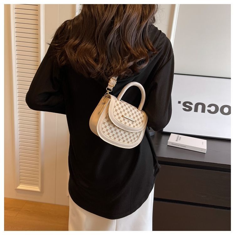 Stile forestale minimalista per le donne 2024 nuova borsa a tracolla alla moda, alla moda griglia di diamanti semicircolare singola_voghion.com