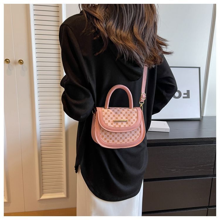 Stile forestale minimalista per le donne 2024 nuova borsa a tracolla alla moda, alla moda griglia di diamanti semicircolare singola_voghion.com