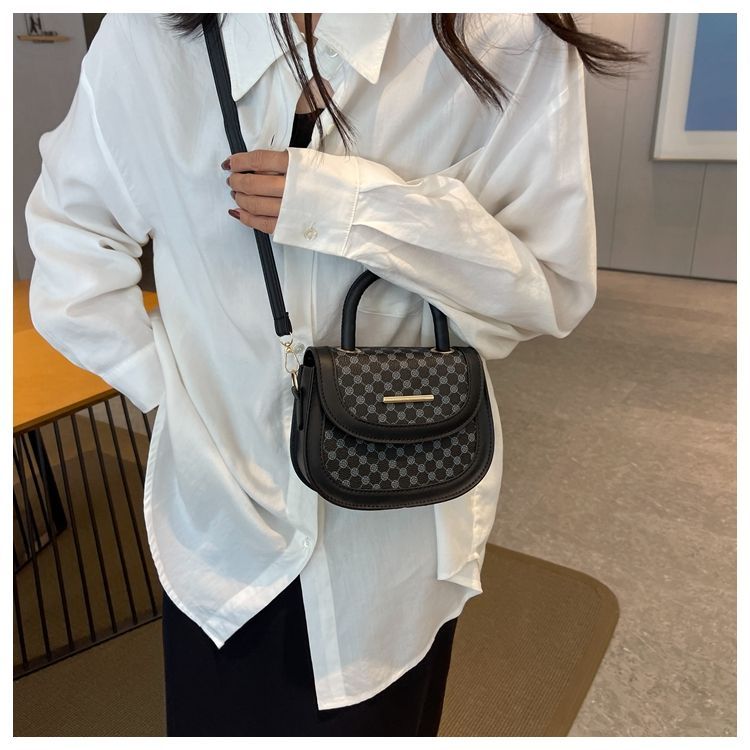Stile forestale minimalista per le donne 2024 nuova borsa a tracolla alla moda, alla moda griglia di diamanti semicircolare singola_voghion.com