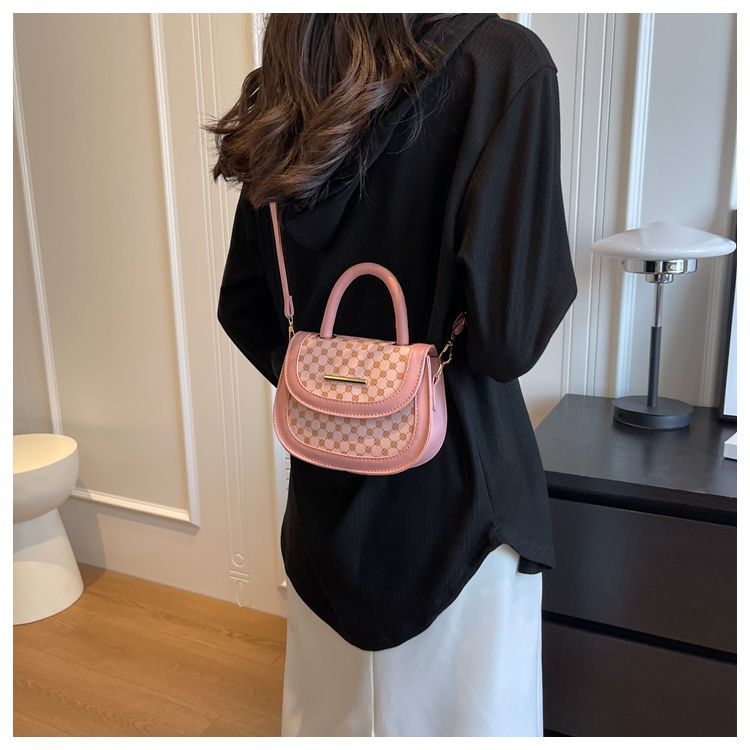 Stile forestale minimalista per le donne 2024 nuova borsa a tracolla alla moda, alla moda griglia di diamanti semicircolare singola_voghion.com