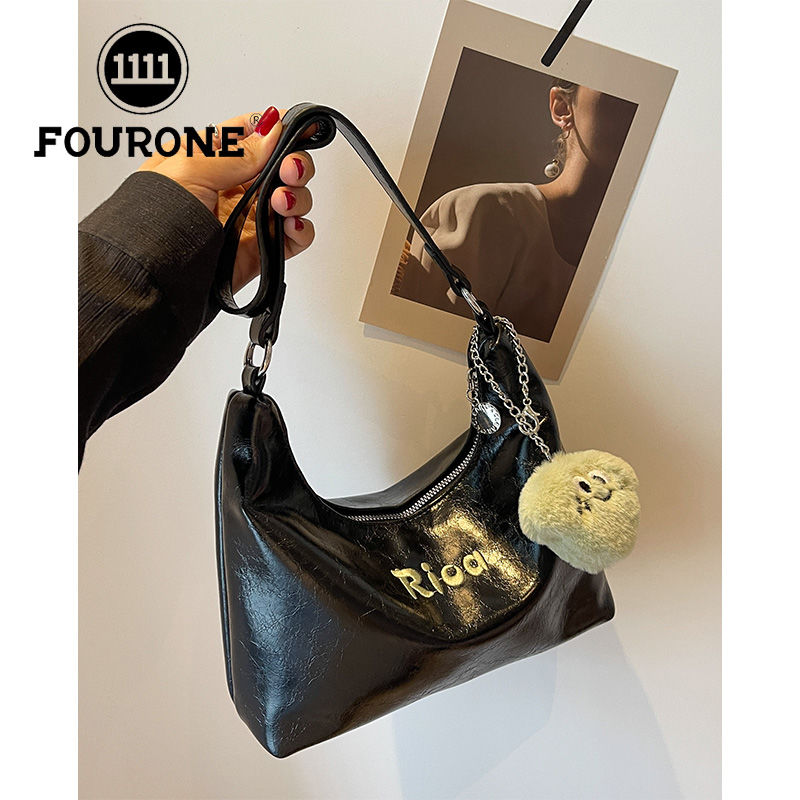 French niche armpit bag for women, fashionable silver glossy shoulder bag, high-end western style crossbody bag
