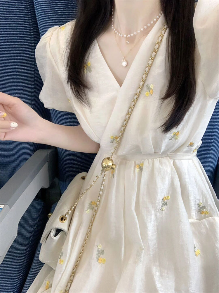 法式氣質高級感v領繡花連衣裙女學生夏季新款收腰顯瘦杏色a字裙子