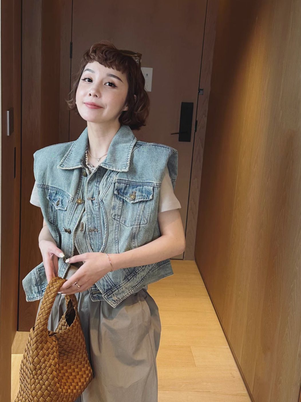 Hong Kong style trend spring and summer new shoulder pads Korean style fashion knot button design retro wash water denim vest tide