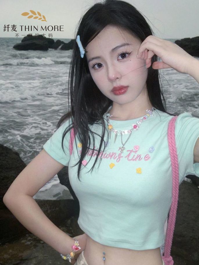 纖麥湖藍色紐扣字母設計感短袖t恤女夏季短款修身氣質百搭上衣潮