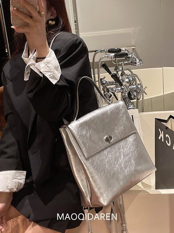 銀色小眾包包女2023新款軟皮通勤雙肩包高級感簡約單肩包