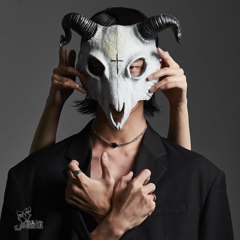 Halloween, modieuze en coole maskers laten je opvallen tussen de massa. Ga naar je feest en schitter_voghion.com