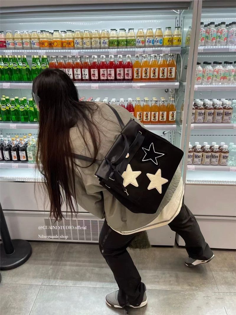 2023 new star hot girl sweet and cool style towel bag large capacity backpack niche stitching leather handbag trend