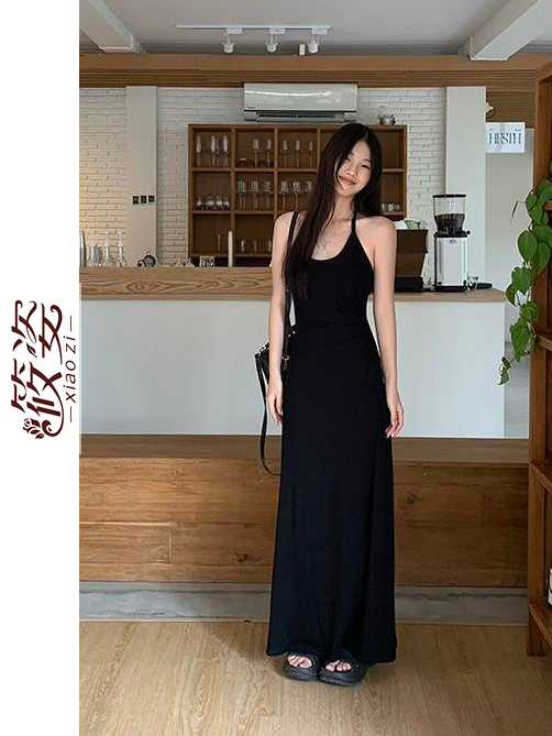 筱姿法式掛脖連衣裙女新款黑色高級感長裙子氣質過膝初戀吊帶裙