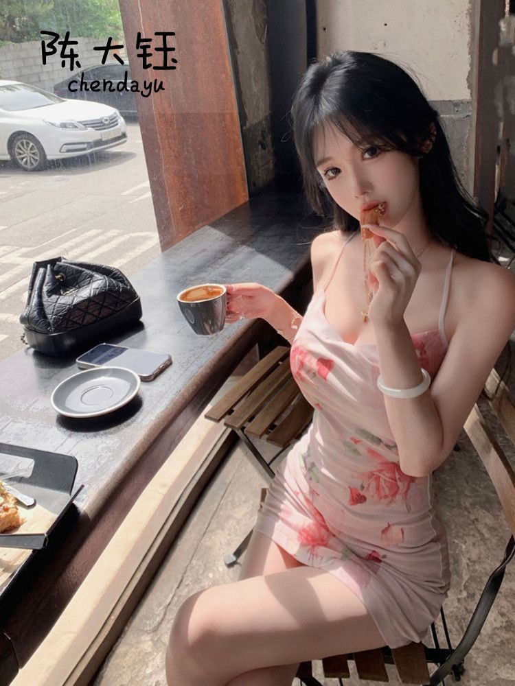 陳大鈺法式玫瑰扎染盪領吊帶裙短款印花包臀設計感長款甜美連衣裙