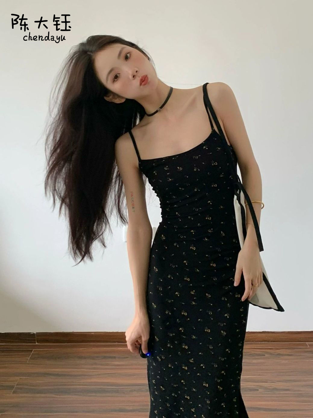 陳大鈺法式桔梗黑色碎花吊帶連衣裙女顯身材高級感氣質包臀長裙子