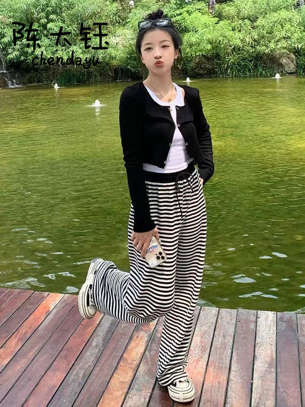 Chen Dayu black short high waist design knitted cardigan top spring and autumn thin section with hot girl style sweater 2023