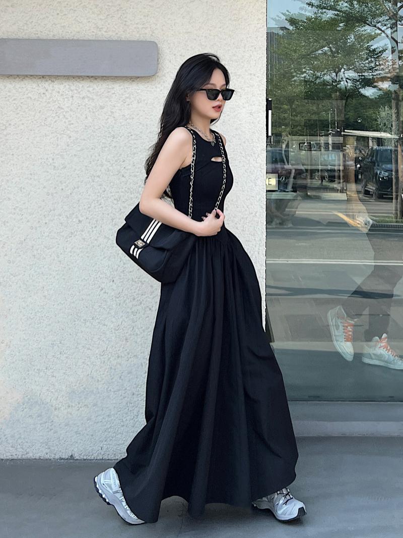 黑色无袖连衣裙女2023夏季高级感气质背心小黑裙显瘦高腰别致裙子