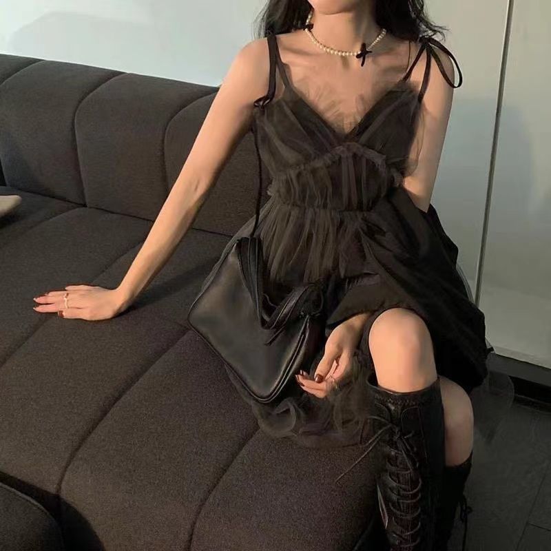 V領網紗裙子心機設計感吊帶連衣裙女春季新款洋氣收腰減齡A字短裙