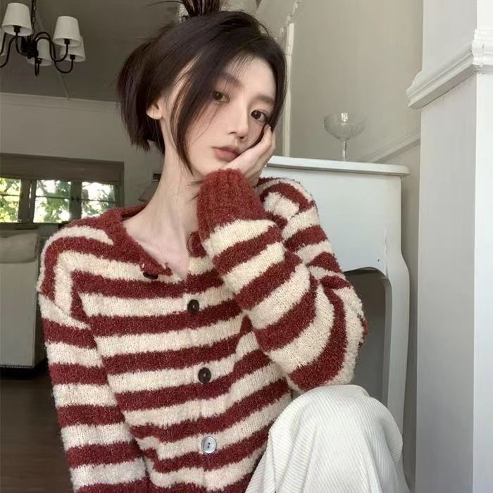 短款寬鬆條紋毛衣外套女秋冬新款復古設計感紅色針織開衫上衣春裝