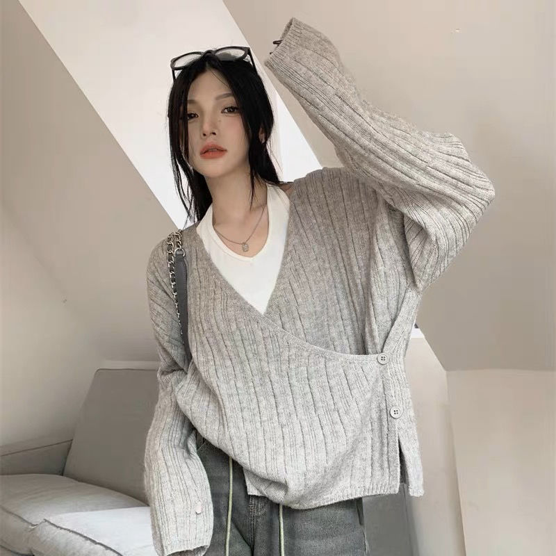 初秋灰色v領斜扣針織開衫女秋冬設計感寬鬆外搭毛衣外套長袖上衣