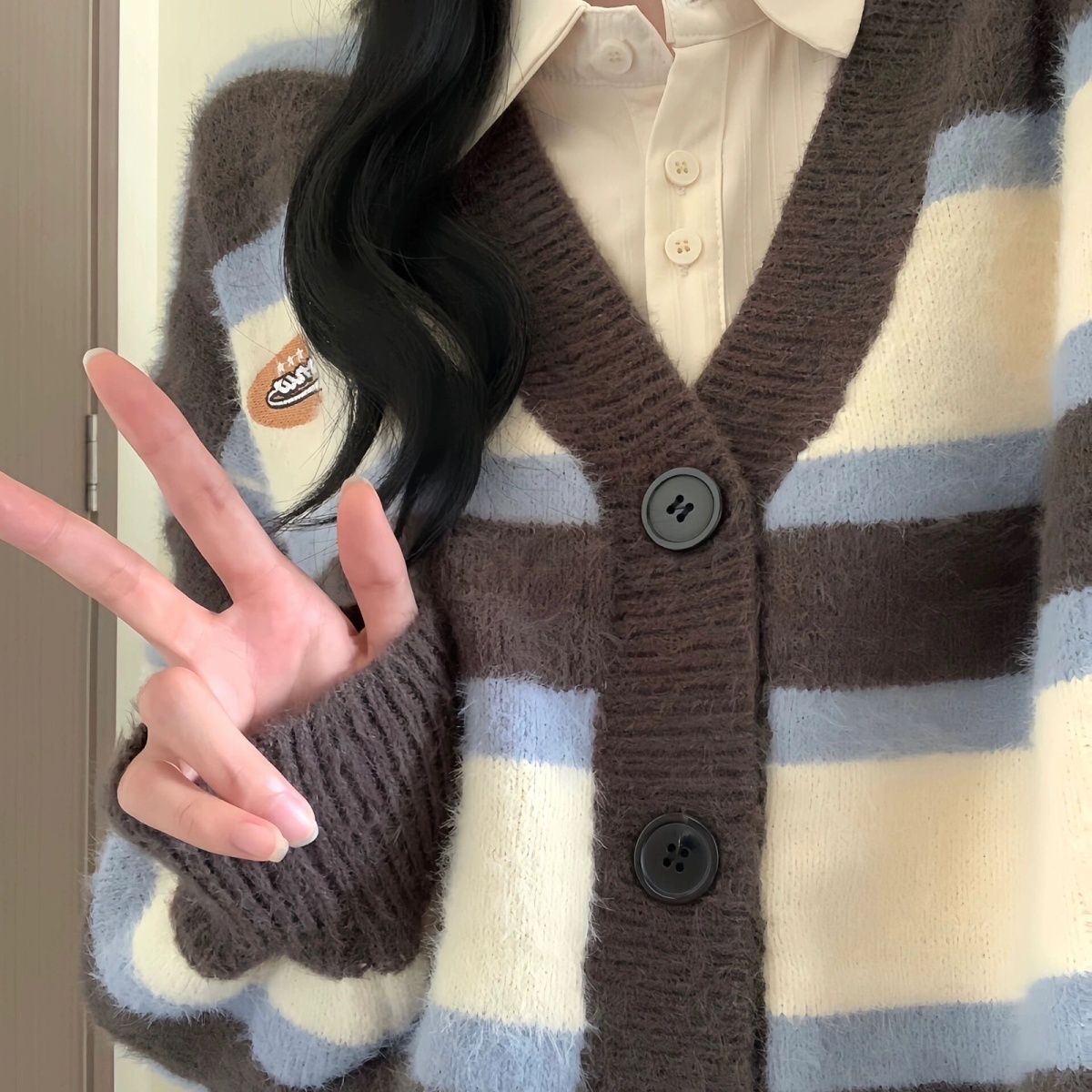 早秋學院風條紋V領毛衣女秋冬季奶fufu拼色刺繡百搭針織開衫上衣