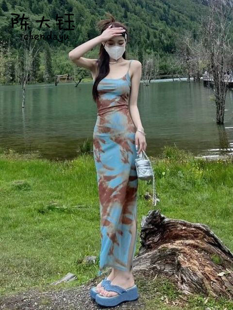 陳大鈺韓系扎染開叉吊帶連衣裙女新款小香風辣妹包臀裙超仙長裙子