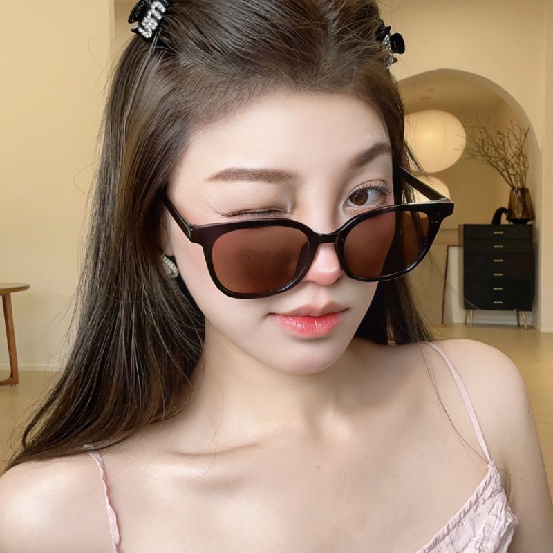 Black-framed brown sunglasses for women, high-end, small-framed, square, small-face photoshoot, 2023 new sunglasses, retro