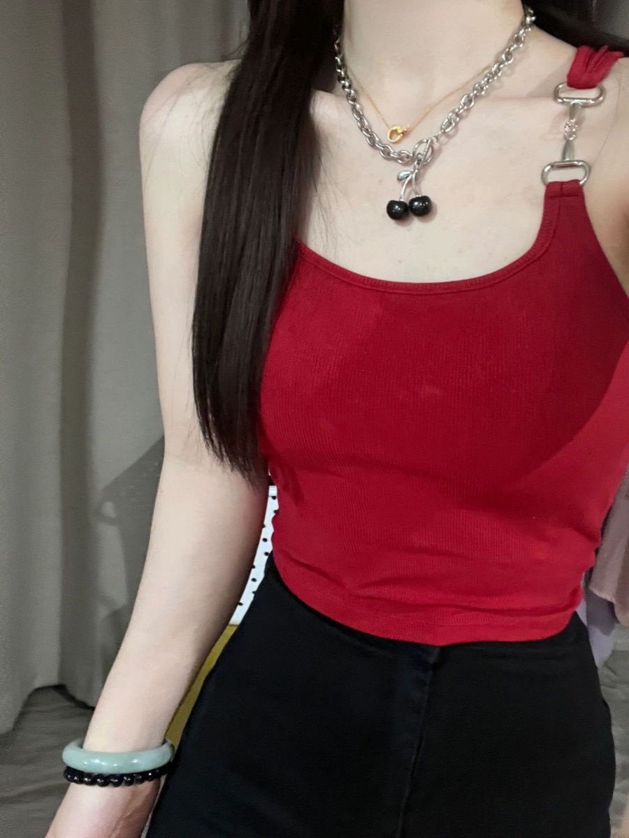 Red little camisole for women with breast pads, super hot girl wears outside and inside work clothes, sleeveless short versatile top for summer