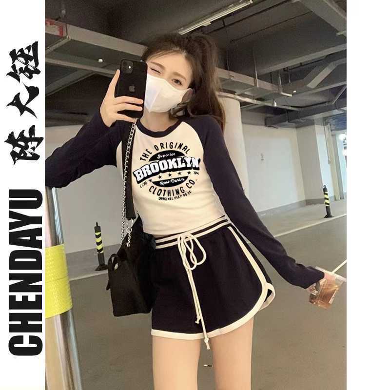 Retro short letter T-shirt women's autumn new sweet hot girl long-sleeved loose bottoming shirt design top