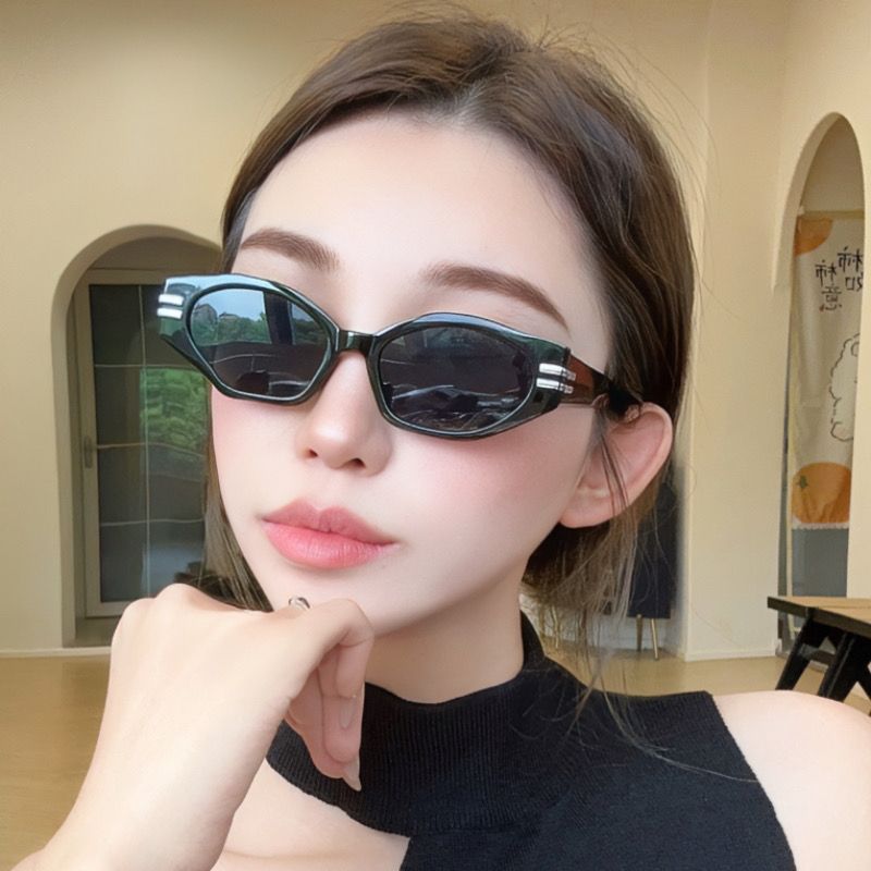 Retro polygonal cat eye small face sunglasses for women high-end ins black small frame sunscreen style photo sunglasses