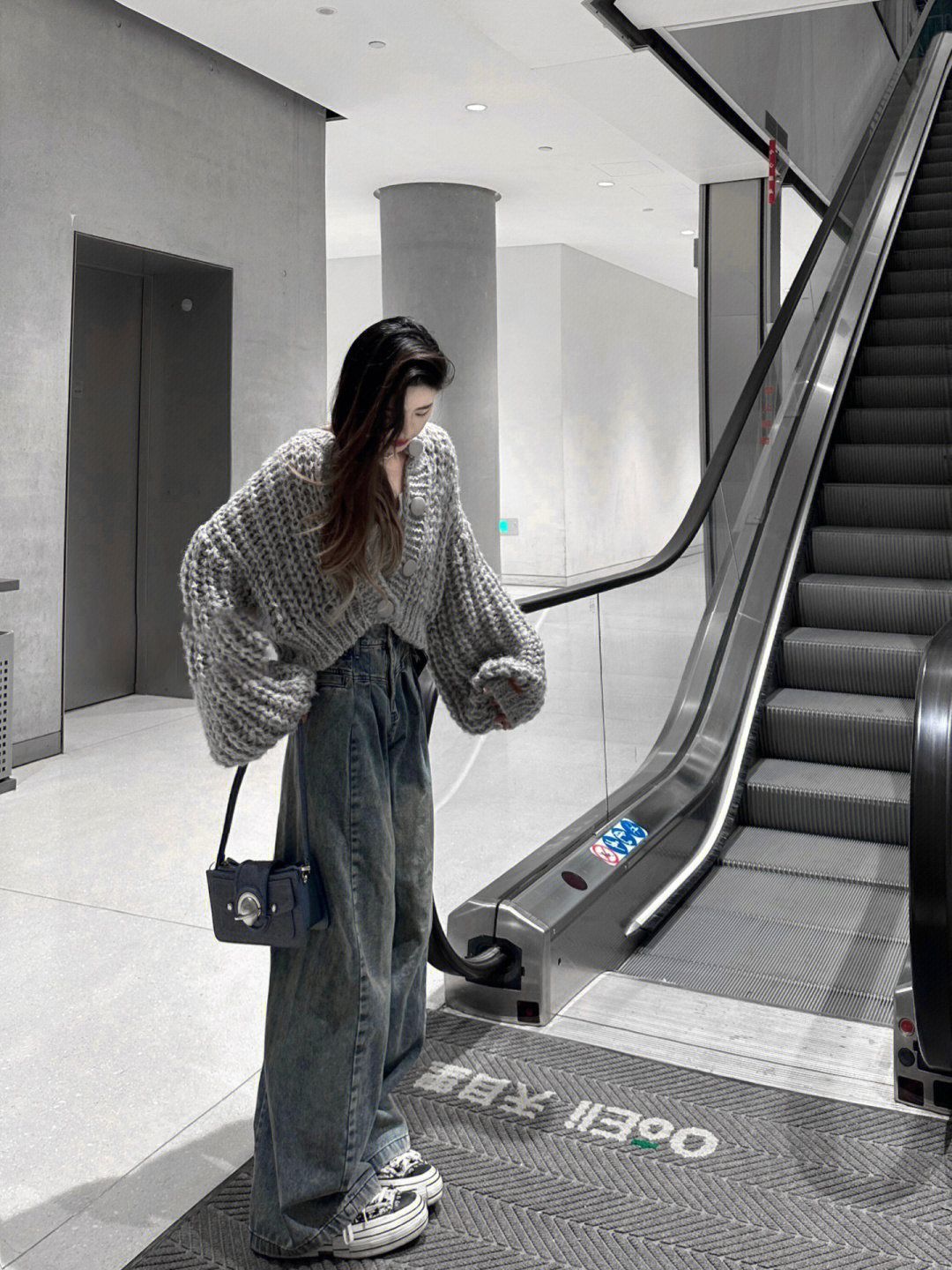 灰色V領長袖毛衣女春季2023新款慵懶風寬鬆高級感粗針織氣質上衣