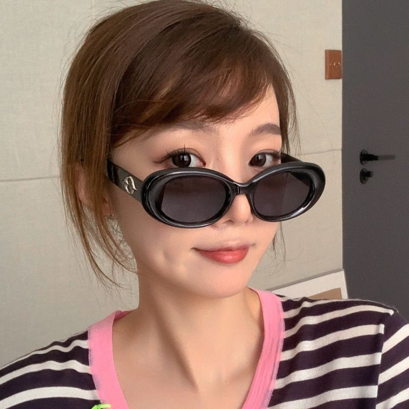 Sunglasses for women, high-end retro black round big face photo travel anti-UV sunglasses 2023 new style
