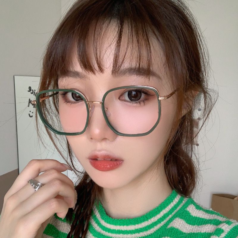 Large metal frame glasses for short-sighted women can be purchased online with a prescription without makeup to show the face, small eyes, frame astigmatism