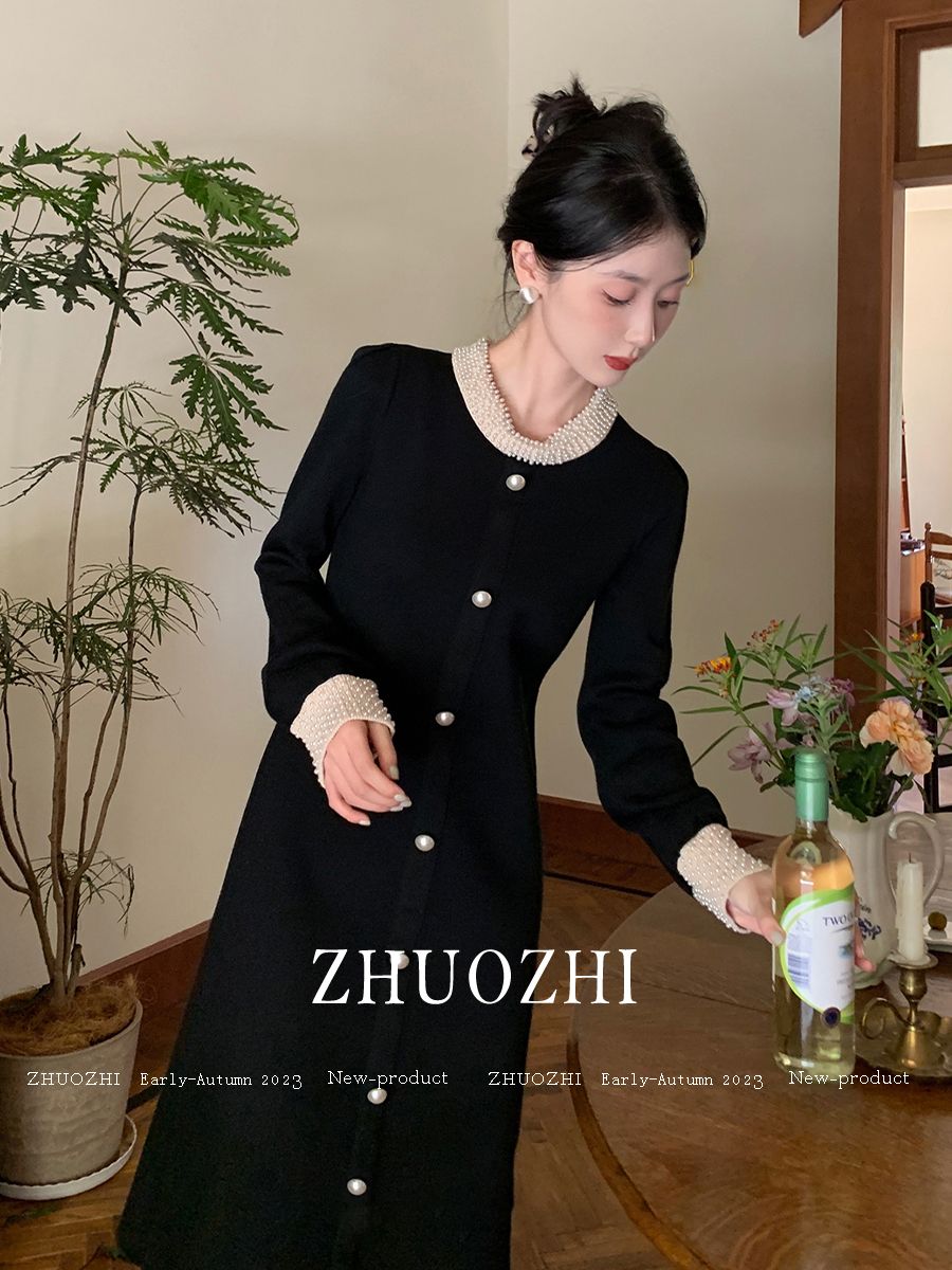 卓芝法式赫本風小眾設計拼接黑色針織連衣裙2023秋冬新款顯瘦裙子