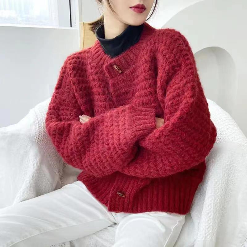 2023年春秋新款寬鬆麻花復古溫柔爆款短款紅色毛衣外套針織開衫女