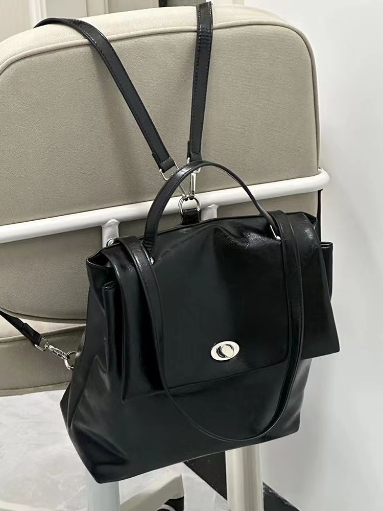 2023 New Silver Oil Wax Niche Bag Women's Summer Large Capacity Commuting Versatile Backpack Class Simple Backpack