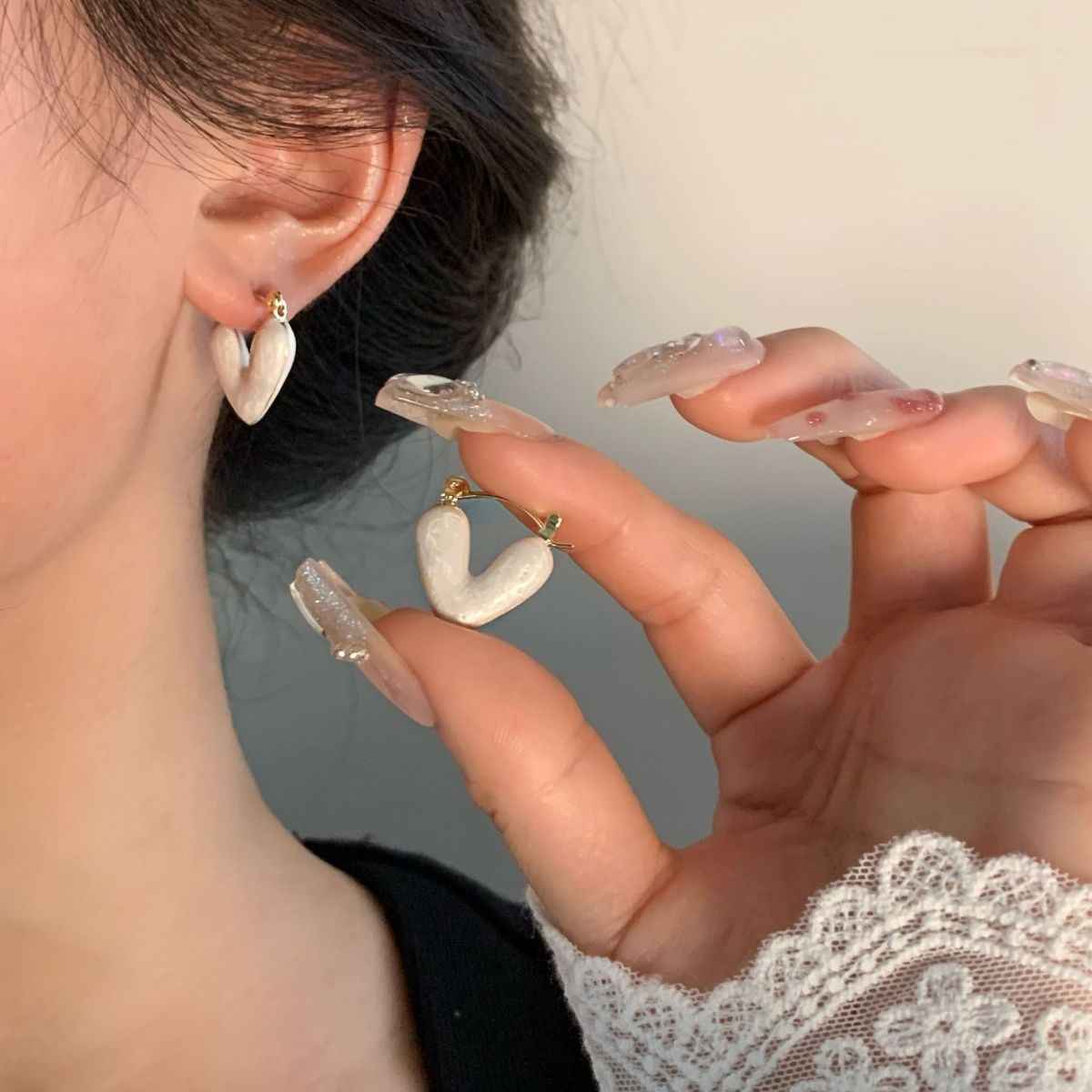 輕奢高級感白色滴釉愛心耳環女小巧精緻時尚耳釘新款百搭潮耳飾