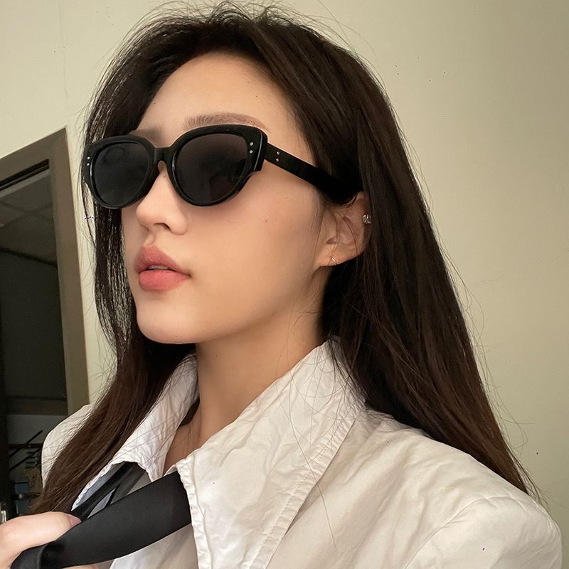 European and American white frame cat-eye sunglasses for women ins style high-end internet celebrity retro anti-UV sunglasses 2023 new style