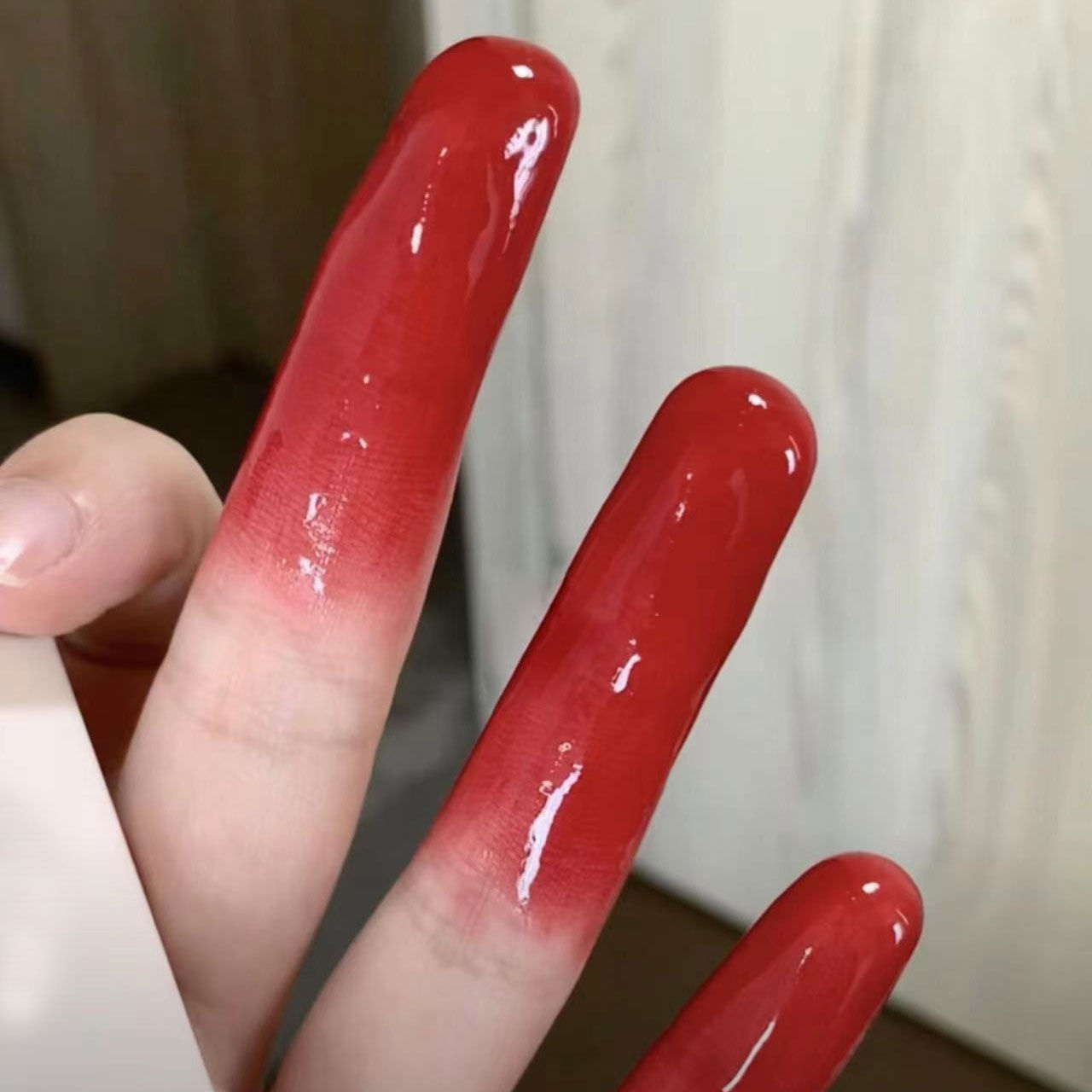 無法拒絕~草莓果汁鏡面水光唇釉成膜速干不沾杯韓系女團嘟嘟唇蜜