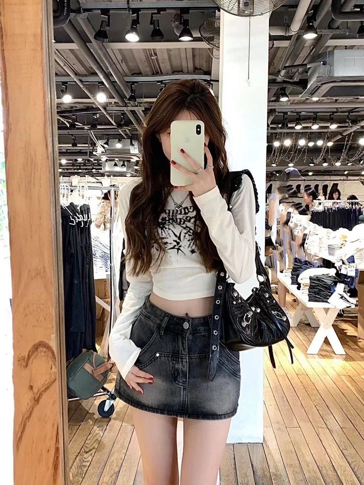 White butterfly print long-sleeved T-shirt for women early autumn new Korean style hot girl design niche high-waisted short top