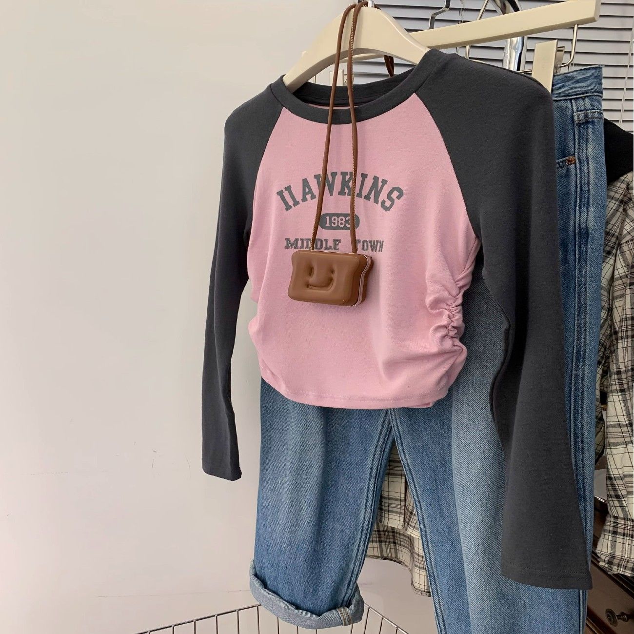 Long-sleeved t-shirt women's autumn ins tide design sense niche unique unique Korean version of foreign style shoulders thin short top