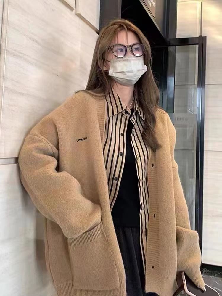 濮院毛衫廠 慵懶風字母毛衣外套女復古寬鬆高級感V領厚款開衫秋冬